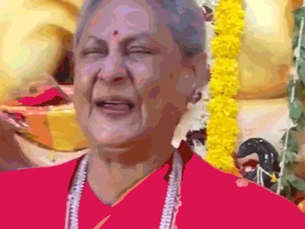काजोलच्या म्हणण्यावर हसल्या जया बच्चन:  दुर्गा पूजा पंडालमधील पापाराझींना हसत हसत दिली पोज, यूजर्स म्हणाले- चमत्कार झाला