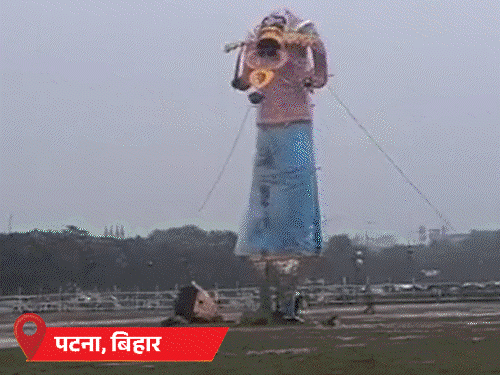 दसऱ्यानिमित्त देशभरात रावण दहन:  राजस्थानातील कोटा येथे हत्ती नियंत्रणाबाहेर गेला; पाटण्यात दहनापूर्वी रावणाचे डोके तुटले