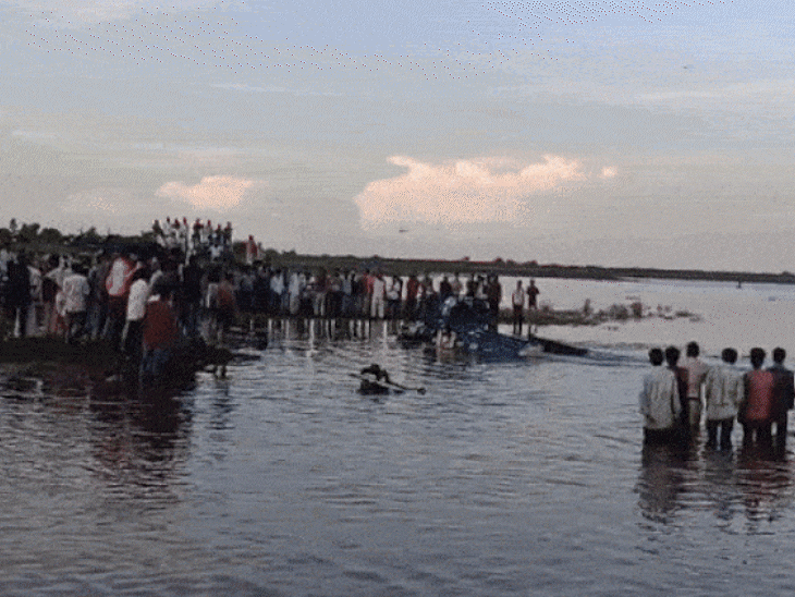 MPतील खंडवा येथे ट्रॅक्टर-ट्रॉली तलावात पडल्याने 13 जणांचा मृत्यू:  यामध्ये 8 मुलींचा समावेश; 20-25 जणांचा बुडून मृत्यू, दुर्गा विसर्जनादरम्यान दुर्घटना