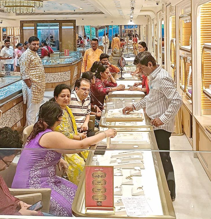 इलेक्ट्रॉनिक बाजारातही खरेदीची धूम:  महाग सोन्याला मिळाली ऑफरची जोड, पस्तीस कार अन् जीएसटी घटल्याने 1100 ट्रॅक्टरची विक्री – Ahilyanagar News