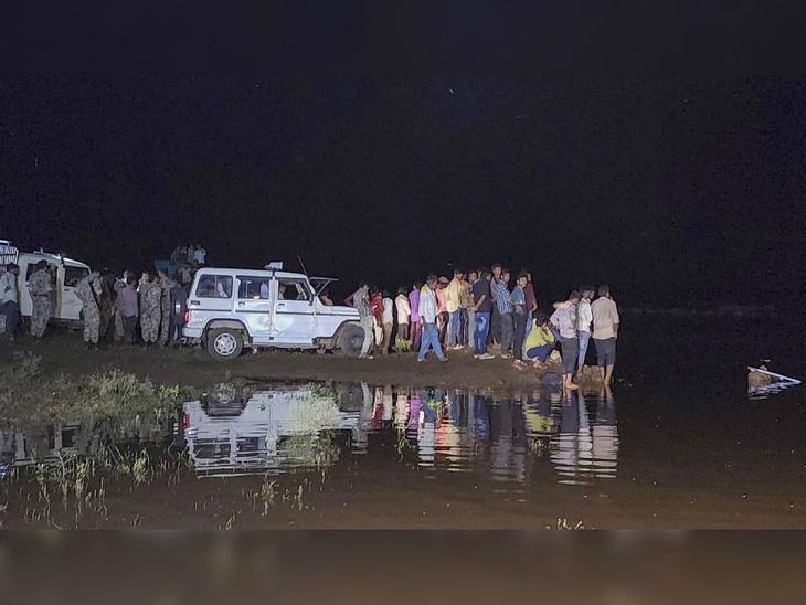 दुर्गा मूर्ती विसर्जनासाठी जाणारा भाविकांचाट्रॅक्टर धरणात उलटला 11 जणांचा मृत्यू:  मध्य प्रदेशात खंडवा येथील दुर्घटना 26 प्रवासी ट्रॉलीत, मृतांमध्ये 8 बालके
