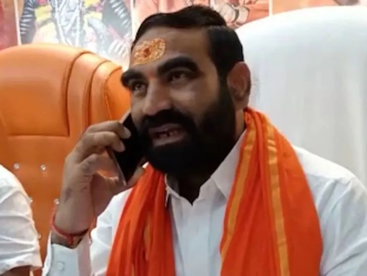 हात-पाय सलामत ठेवायचे असतील तर शेतकऱ्यांचे हित पहा:  नाहीतर पीक विमा कंपनीच्या ऑफिसचा चुरा करू, आमदार संतोष बांगर यांचा अधिकाऱ्याला इशारा – Hingoli News