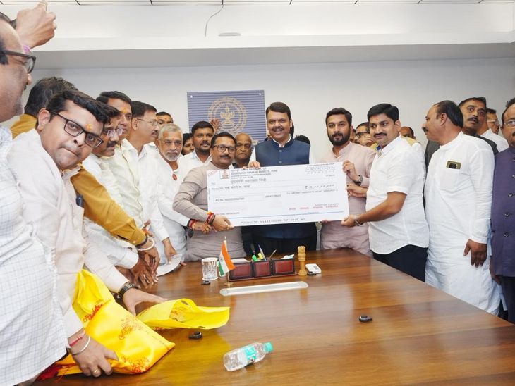 दगडूशेठ ट्रस्टकडून पूरग्रस्तांना 1 कोटींची मदत:  मुख्यमंत्री सहायता निधीसाठी धनादेश सुपूर्द, अनेक संस्थांकडूनही लाखोंची मदत – Pune News