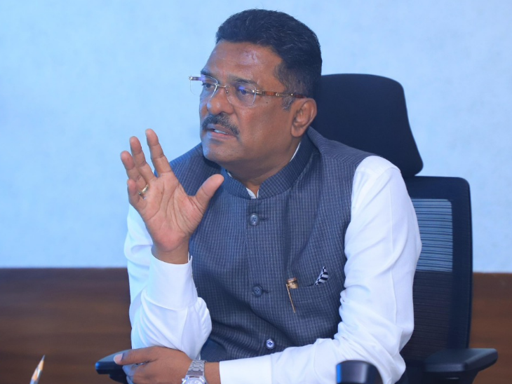 मराठी अस्मिता विरुद्ध हिंदी राजकारण:  मिरा भाईंदरमध्ये कार्यक्रमात आसामचे आयुक्त मराठीत बोलले, पण सरनाईक हिंदीत; नवा वाद पेटला – Mumbai News