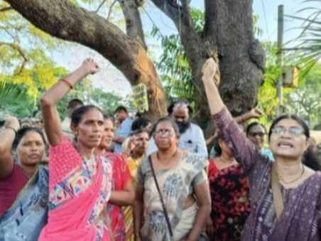 विविध मागण्यांच्या पूर्ततेसाठी गोसेखुर्द प्रकल्पग्रस्त संतप्त:  27 गावांच्या पुनर्वसनाचा प्रश्न, महिला आंदोलकांचा झाडावर चढून अनोखे आंदोलन – Nagpur News