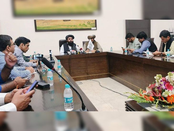 तालिबानी हरकत:  दिल्लीत तालिबानी मंत्र्यांच्या पत्रकार परिषदेत महिला प्रतिनिधींना रोखले
