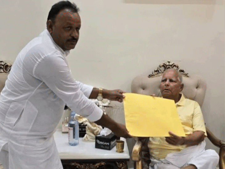 बिहारमध्ये काँग्रेसची 243 जागा लढवण्याची तयारी:  दिल्लीत खरगेंच्या निवासस्थानी उच्चस्तरीय बैठक सुरू; लालू प्रसाद यादव यांनी राजद नेत्यांना चिन्ह वाटप केले