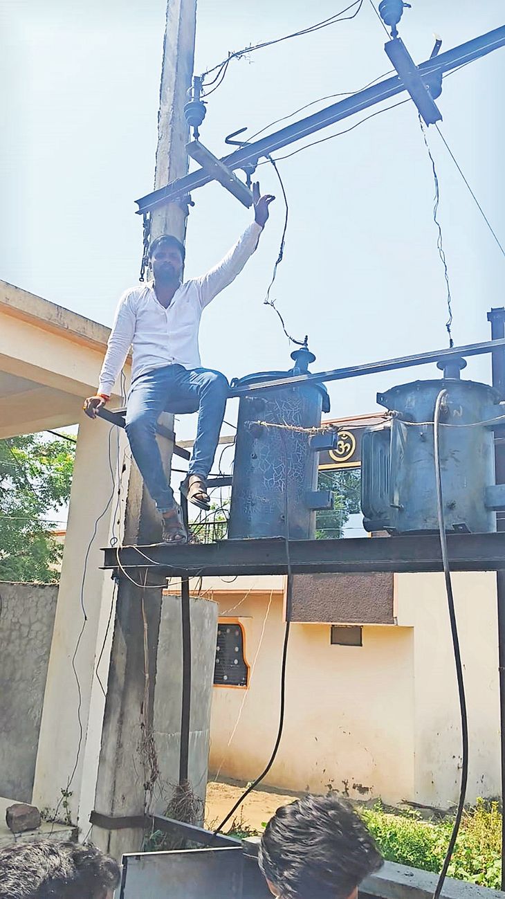 गावठाण फीडरच्या कामासाठी चांदई एक्को येथे रोहित्रावर बसून आंदोलन:  दिवाळीला वीजपुरवठा सुरळीत करण्याच्या आश्वासनानंतर आंदोलन मागे – Chhatrapati Sambhajinagar News