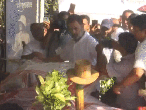 राहुल गांधी यांनी गायक झुबीन गर्ग यांना श्रद्धांजली वाहिली:  कुटुंबीयांना भेटले, म्हणाले- सिंगापूरमध्ये त्यांच्यासोबत काय घडले हे जाणून घेण्याचा लोकांना अधिकार