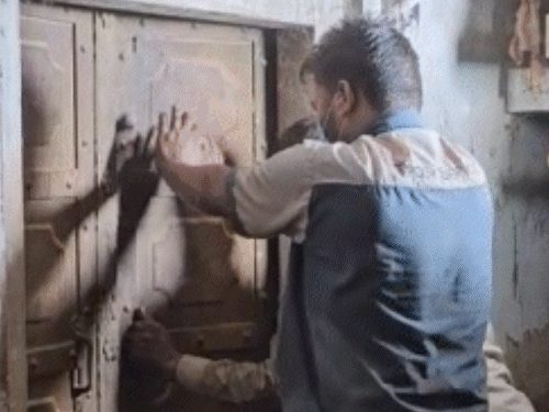 बांके बिहारीच्या खजिन्यात एक रहस्यमय तिजोरी सापडली.:  खाली जाण्यासाठी पायऱ्या, 10 फूट लांबीचा बॉक्स आणि तिजोरी देखील दिसली