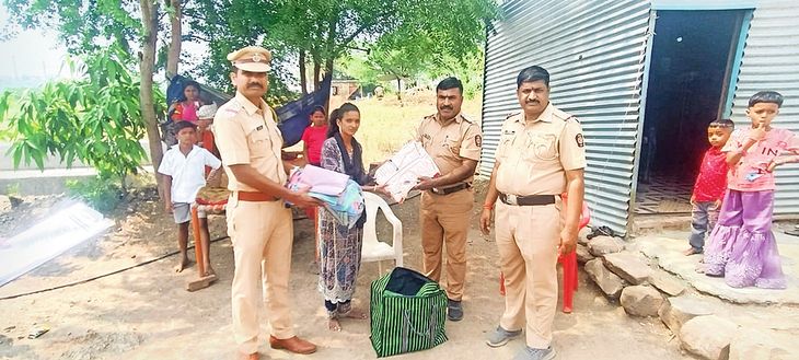 टेंभुर्णी ठाण्याकडून पारधी बांधवांना गृहपयोगी वस्तूंसह दिवाळी फराळ – Solapur News