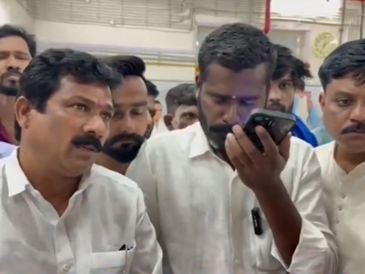 अहिल्यानगरमधील भयंकर घटना!: मातंग समाजाच्या तरुणाला बेदम मारहाण, तोंडावर लघुशंकाही केली; आरएसएसचे गुंड असल्याचा वंचितचा आरोप – Ahilyanagar News अहिल्यानगरमधील भयंकर घटना!: मातंग समाजाच्या तरुणाला बेदम मारहाण, तोंडावर लघुशंकाही केली; आरएसएसचे गुंड असल्याचा वंचितचा आरोप – Ahilyanagar News