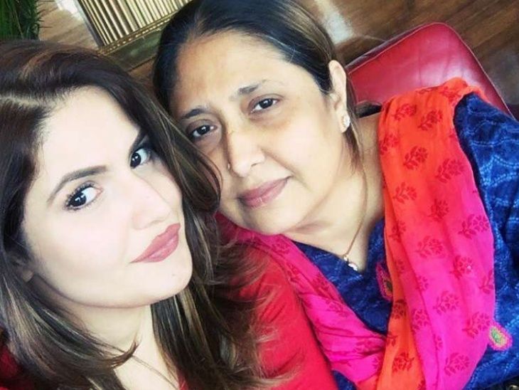जरीन खानची आई रुग्णालयात दाखल:  अभिनेत्रीने सोशल मीडियावर माहिती शेअर केली, म्हणाली, ‘कृपया तिच्यासाठी प्रार्थना करा’ जरीन खानची आई रुग्णालयात दाखल:  अभिनेत्रीने सोशल मीडियावर माहिती शेअर केली, म्हणाली, ‘कृपया तिच्यासाठी प्रार्थना करा’