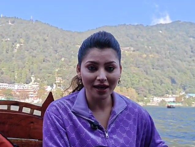उर्वशी रौतेला नैनितालला पोहोचली, चाहत्यांसोबत सेल्फी काढला:  म्हणाली- हे माझे नौनिहाल आहे, या जागेशी बालपणीच्या अनेक आठवणी जोडल्या गेल्या आहेत उर्वशी रौतेला नैनितालला पोहोचली, चाहत्यांसोबत सेल्फी काढला:  म्हणाली- हे माझे नौनिहाल आहे, या जागेशी बालपणीच्या अनेक आठवणी जोडल्या गेल्या आहेत