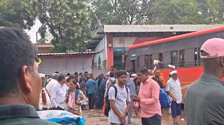 Crowd of passengers at Manmad railway and bus station due to Diwali ...