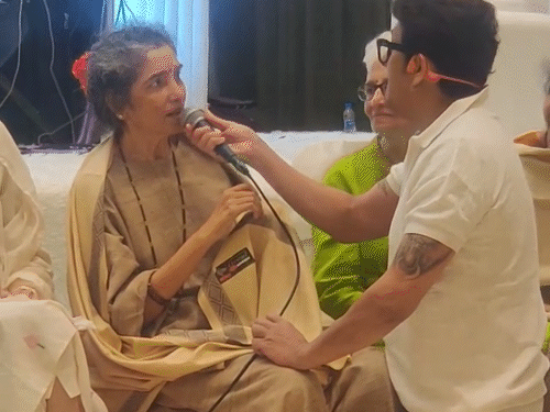 सतीश शाह यांच्या प्रार्थना सभेत सोनू निगम भावुक:  अभिनेत्याच्या पत्नीसमोर गाणे गायले, साराभाई Vs साराभाईचे टायटल सॉंग गुणगुणले सतीश शाह यांच्या प्रार्थना सभेत सोनू निगम भावुक:  अभिनेत्याच्या पत्नीसमोर गाणे गायले, साराभाई Vs साराभाईचे टायटल सॉंग गुणगुणले