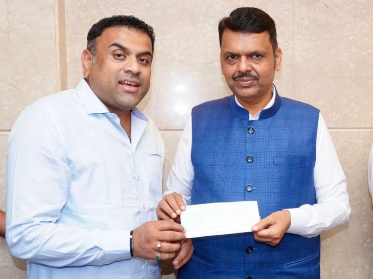 पूरग्रस्तांना मदत:  सोमेश्वर फाउंडेशनचा पुढाकार, मुख्यमंत्री सहाय्यता निधीचा धनादेश देवेंद्र फडणवीसांकडे सुपूर्द – Pune News