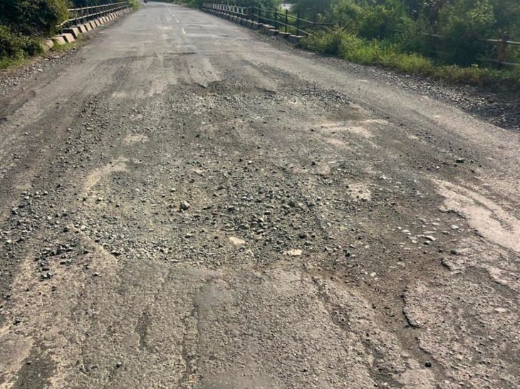 बडनेरा-शिंगणापूर रस्त्यावर खड्डे, प्रवाशांचा जीव धोक्यात:  शिवसेना ठाकरे गटाचा दोन दिवसांचा अल्टीमेटम; रास्ता रोकोचा इशारा – Amravati News