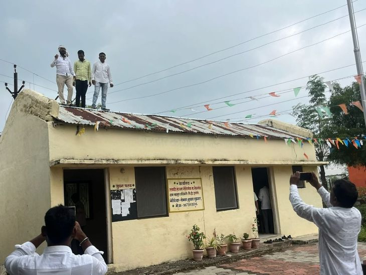 कर्जमुक्तीच्या मागणीसाठी शेतकऱ्यांचे अप्पर तहसील कार्यालयावर चढून शोले स्टाईल आंदोलन:  सोयाबीन हमी भाव खरेदी केंद्र सुरु करण्याची मागणी – Hingoli News