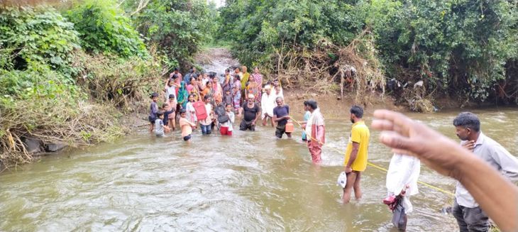 ‘जुई’वर पूल नाही; गवळ्याचीवाडीकरांचा पाण्यामधून प्रवास:  पावसाळ्यामध्ये नदीला पाणी येताच नागरिकांचा तुटतो गावाशी संपर्क, मुलेही शाळेमध्ये जात नाहीत‎ – Chhatrapati Sambhajinagar News