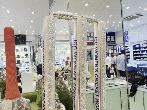 भारतीय महिला संघाला चांदीचा मुलामा दिलेले बॅट आणि स्टंप भेट:  सुरतमधील हिरे व्यावसायिकाने 340 ग्रॅम चांदीपासून एक किट बनवला, संघाला भेट देणार