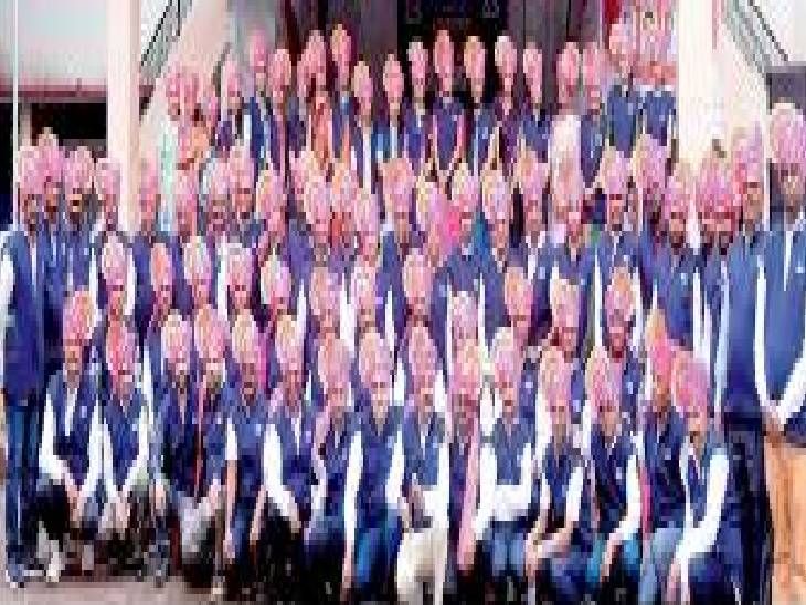 दिवंगत मित्रांच्या पाल्यांना मदतीचा निर्धार; गरजू सवंगडींना दिला आधार:  जैताणे येथे स्नेहमेळाव्यात 25 वर्षांनंतर माजी विद्यार्थी पुन्हा आले एकत्र‎ – Jalgaon News