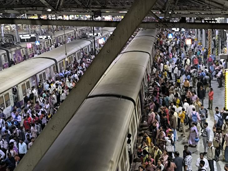 छत्रपती शिवाजी महाराज टर्मिनसवर रेल्वे कर्मचाऱ्यांचे आंदोलन:  ऐन गर्दीच्या वेळी लोकल सेवा पाऊण तास ठप्प, चाकरमान्यांना फटका – Mumbai News