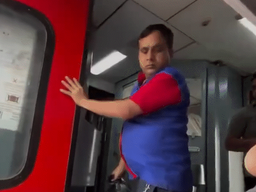 चालत्या ट्रेनमधून कचरा फेकला, कर्मचाऱ्याला नोकरीवरून काढले:  रेल्वेने कंत्राटी फर्मलाही दंड ठोठावला, अधिकारी म्हणाले- निष्काळजीपणा खपवून घेणार नाही