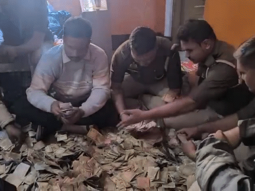 यूपीत गांजा तस्कराच्या घरी सापडली 2 कोटींची रोकड:  पैसे मोजून-मोजून थकले पोलिस; बॅग-पोत्यांमध्ये 100, 50 आणि 20 रुपयांच्या नोटा