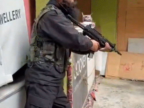 जम्मू-काश्मीर पोलिसांनी 2900 किलो स्फोटके जप्त केली:  3 डॉक्टरांसह 7 जणांना अटक; लखनौमधील महिला डॉक्टरला कारमध्ये AK-47 घेऊन जाताना पकडले