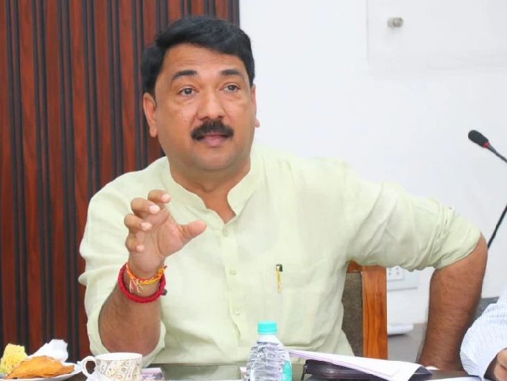 पार्थ पवारांवर गुन्हा नाही, मग माझ्यावरच का?:  देवा भाऊ हा कुठला न्याय? देवगिरी बँकेच्या फसवणूक प्रकरणी ठाकरे गटाच्या नेत्याचा सवाल – Jalgaon News