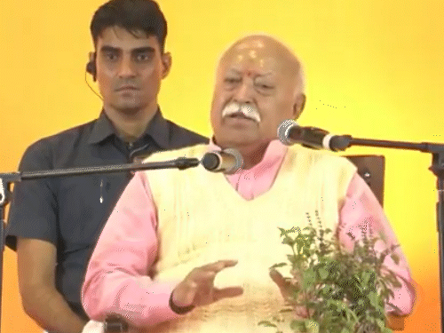 मोहन भागवत म्हणाले- विकास सर्वांपर्यंत पोहोचलेला नाही:  4% लोकसंख्या 80% संसाधनांचा वापर करते; श्रीमंत अधिक श्रीमंत, तर गरीब अधिक गरीब होतोय