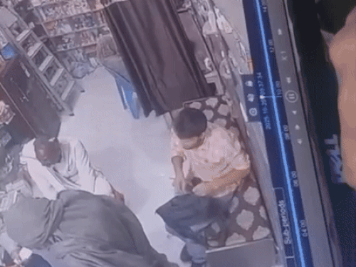 अल-फलाह विद्यापीठाविरुद्ध दिल्लीत 2 FIR: स्फोटानंतर फरिदाबादमधील मशिदींमध्ये तपासणी; दहशतवादी उमरचे मोबाईल दुकानातील नवीन सीसीटीव्ही फुटेज अल-फलाह विद्यापीठाविरुद्ध दिल्लीत 2 FIR: स्फोटानंतर फरिदाबादमधील मशिदींमध्ये तपासणी; दहशतवादी उमरचे मोबाईल दुकानातील नवीन सीसीटीव्ही फुटेज