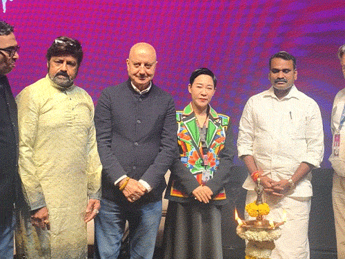 56व्या इंटरनॅशनल फिल्म फेस्टिवल ऑफ इंडियाला सुरुवात:  अनुपम खेर यांचे चार चित्रपट प्रदर्शित केले जातील; अभिनेते म्हणाले- सन्मानित वाटतंय