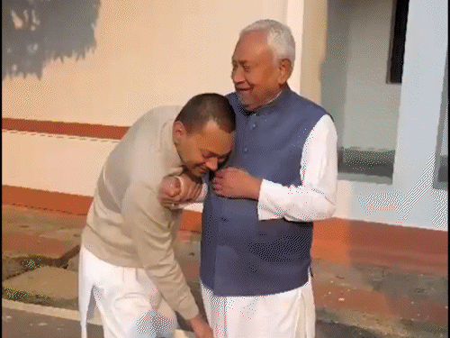 शपथविधी सोहळ्यानंतर CM आणि त्यांच्या मुलाचा भावनिक फोटो:  चिराग पासवान यांनी मांझी-नड्डा यांचे चरण स्पर्श केले, मोदींनी गमछा फिरवला; पाहा 25 फोटो