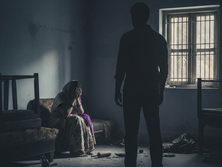 भारतातील 30% महिलांची त्यांच्या जोडीदाराकडून हिंसा:  15-49 वयोगटातील पाचपैकी एक महिला पीडित; जगभरात 84 कोटी महिला लैंगिक शोषणाच्या बळी