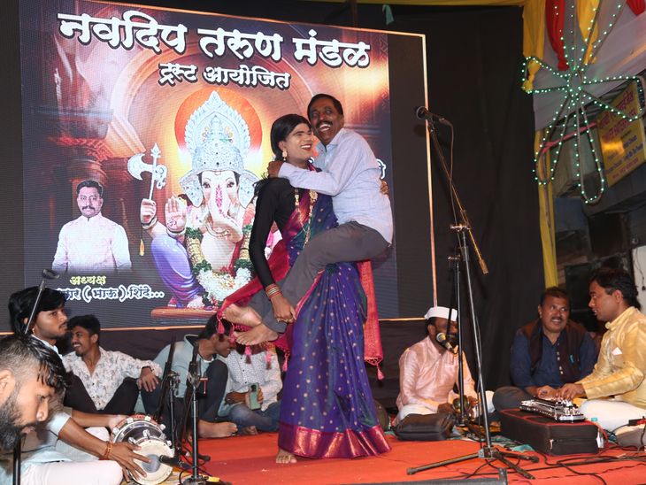 पुण्यात विनोदी भारुडातून कुटुंब व्यवस्था, व्यसनाधीनतेवर प्रबोधन:  कसबा पेठेत नवदीप तरुण मंडळ ट्रस्टने केले आयोजन – Pune News