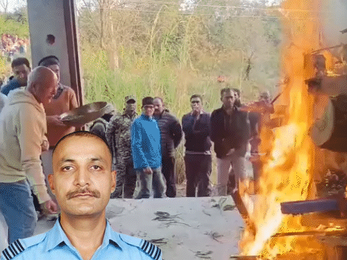 विंग कमांडरवर हिमाचलमध्ये अंत्यसंस्कार:  चुलत भावाने दिला मुखाग्नी, पायलटची पत्नी वर्दीत आली; दुबई एअर शोमध्ये तेजस क्रॅशमध्ये झाला मृत्यू