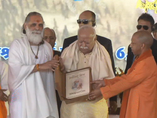 मोहन भागवत म्हणाले- आपल्याला धर्मासाठी लढावे लागेल:  योगी म्हणाले- RSS सामाजिक पाठिंब्यावर चालतो, परदेशी निधीवर नाही