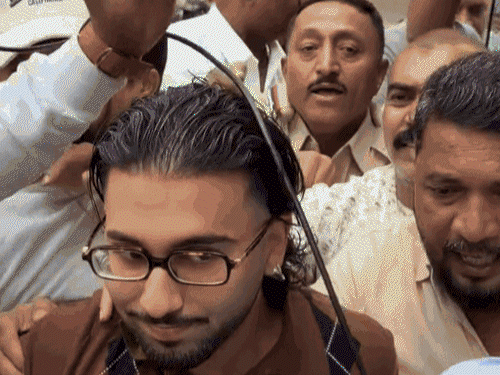 ड्रग्ज केसमध्ये ओरीची दीर्घ चौकशी:  म्हणाला- सेलिब्रिटी फोटो काढण्यासाठी बोलावतात, चौकशीनंतर इन्फ्लुएन्सरने पोस्टमध्ये मिडल फिंगर दाखवली