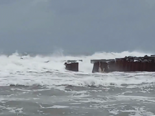 चक्रीवादळ दितवाह आज तामिळनाडू-पुदुच्चेरीला धडकणार: वादळासह पावसाचा इशारा, शाळा बंद; श्रीलंकेत 150 लोकांचा मृत्यू, 300 भारतीय अडकले चक्रीवादळ दितवाह आज तामिळनाडू-पुदुच्चेरीला धडकणार: वादळासह पावसाचा इशारा, शाळा बंद; श्रीलंकेत 150 लोकांचा मृत्यू, 300 भारतीय अडकले
