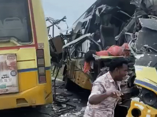 तामिळनाडू- दोन बसची समोरासमोर धडक, 11 ठार:  मृतांमध्ये 2 मुलांचा समावेश, सीटांच्या मधोमध अडकले होते मृतदेह; 20 हून अधिक जखमी