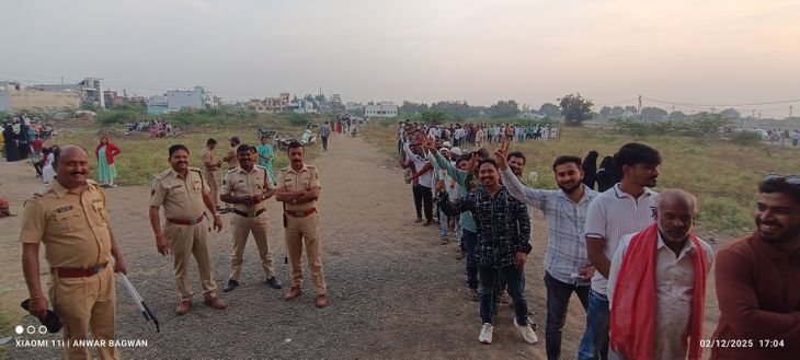 पालिकांसाठी मतदान:  वैजापुरला रात्री आठपर्यंत मतदानासाठी‎रांगा; पैठणमध्ये 10 ईव्हीएम पडल्या बंद‎, गंगापूरला काही केंद्रांवर ईव्हीएमचे बटण दबत नसल्याने आल्या अडचणी‎ – Chhatrapati Sambhajinagar News