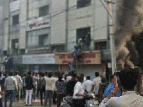 गुजरातच्या भावनगरमध्ये कॉम्प्लेक्समध्ये आग:  इमारतीत 4 रुग्णालये; पहिल्या मजल्याची खिडकी तोडून मुलांना चादरीत गुंडाळून बाहेर काढले