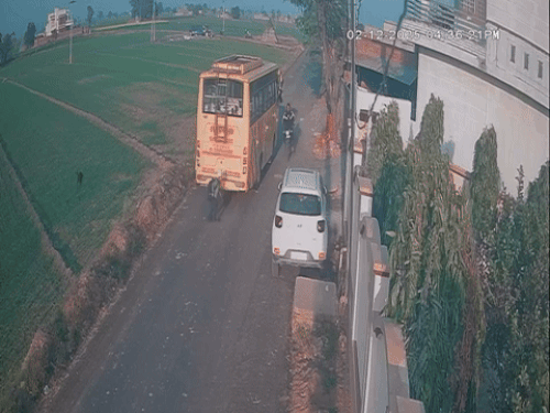 6 वर्षांच्या UKG विद्यार्थ्याला बाईकची धडक, व्हिडिओ:  पतियाळा येथे मुलाला शाळेच्या बसमधून एकटे उतरवले, रस्ता ओलांडण्यासाठी अटेंडंट नव्हता