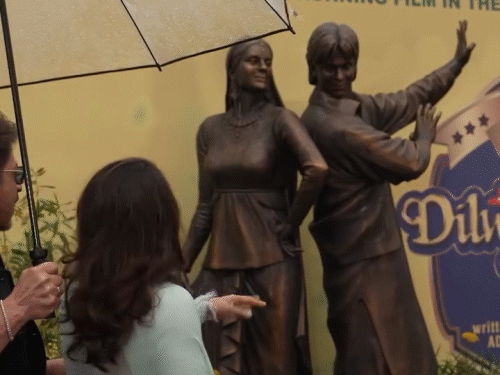 ‘दिलवाले दुल्हनिया ले जाएंगे’ ला 30 वर्षे पूर्ण:  शाहरुख-काजोल यांनी लंडनमध्ये त्यांच्या सिग्नेचर स्टाइलच्या पुतळ्याचे केले अनावरण