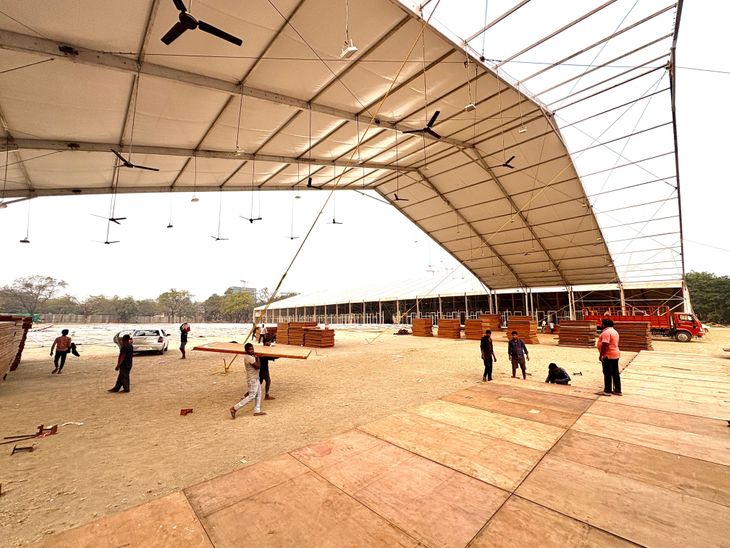 पुणे पुस्तक महोत्सवाच्या मांडव उभारणीचे काम वेगात:  देशभरातील 800 हून अधिक प्रकाशक सहभागी; बालकांसाठी विशेष दालन – Pune News