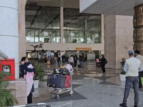 उत्तराखंडमध्ये इंडिगोची सर्व विमाने रद्द:  डेहराडूनहून 13 व पंतनगरहून 2 विमाने शेड्यूल होते, प्रवासी म्हणाले-माहिती दिली नाही, घरी जातोय