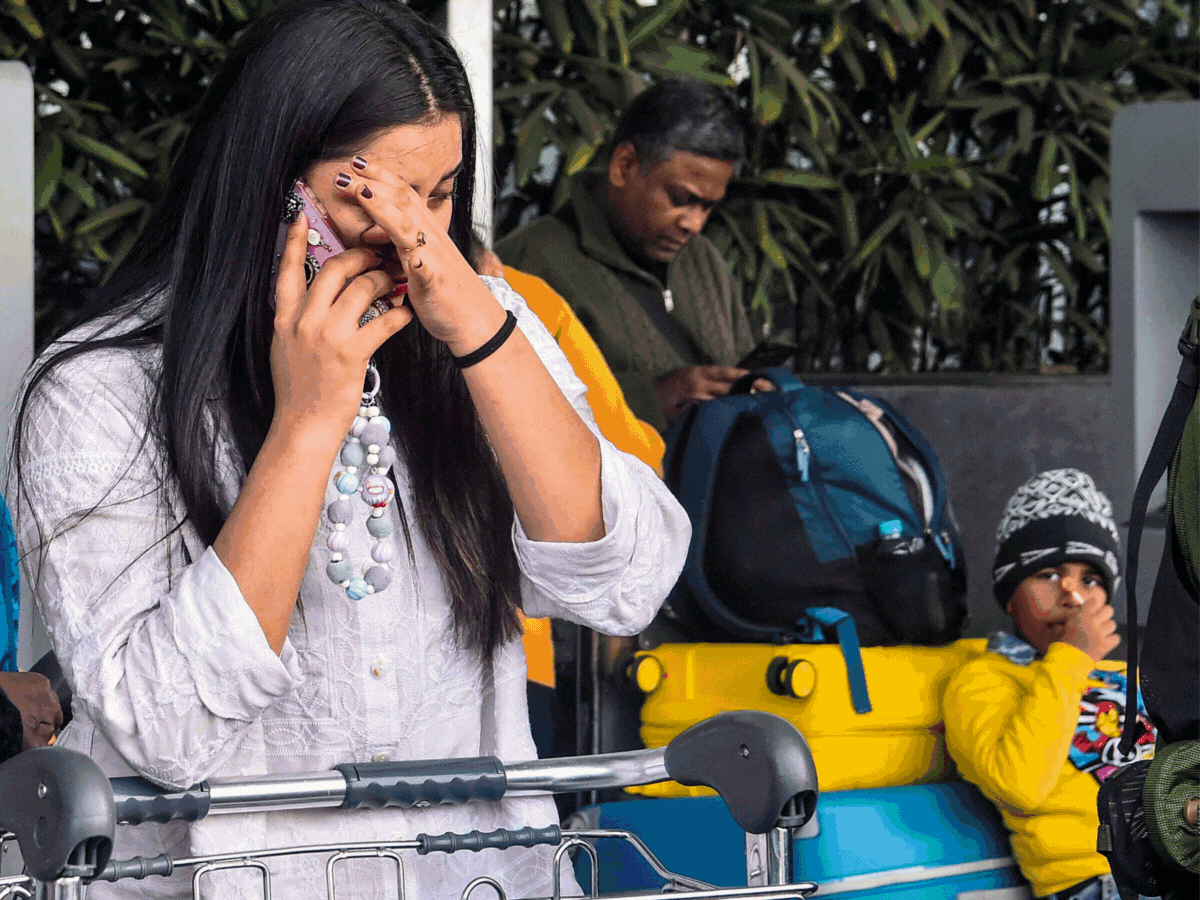 इंडिगोची विमाने रद्द झाल्यामुळे प्रवासी रडताना दिसले:  अनेक विमानतळांवर प्रवाशांचा गोंधळ, कर्मचाऱ्यांशी वाद; फोटो