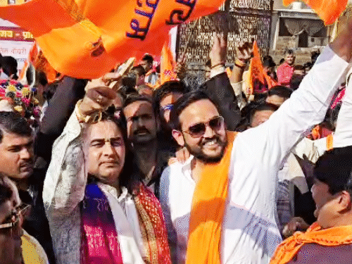 देवकीनंदन महाराज म्हणाले- गद्दारांना गोळ्या घाला:  बाबरच्या विचारसरणीचे देशद्रोही; मथुरेत शौर्य यात्रा काढली